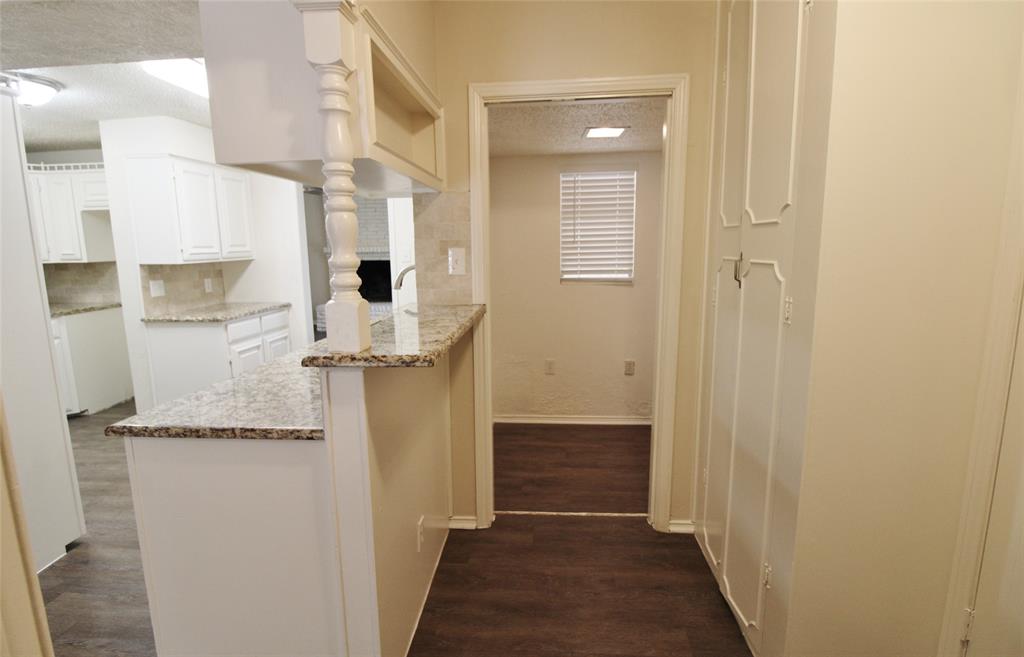 900 Valley Ridge Drive, DeSoto, TX 75115