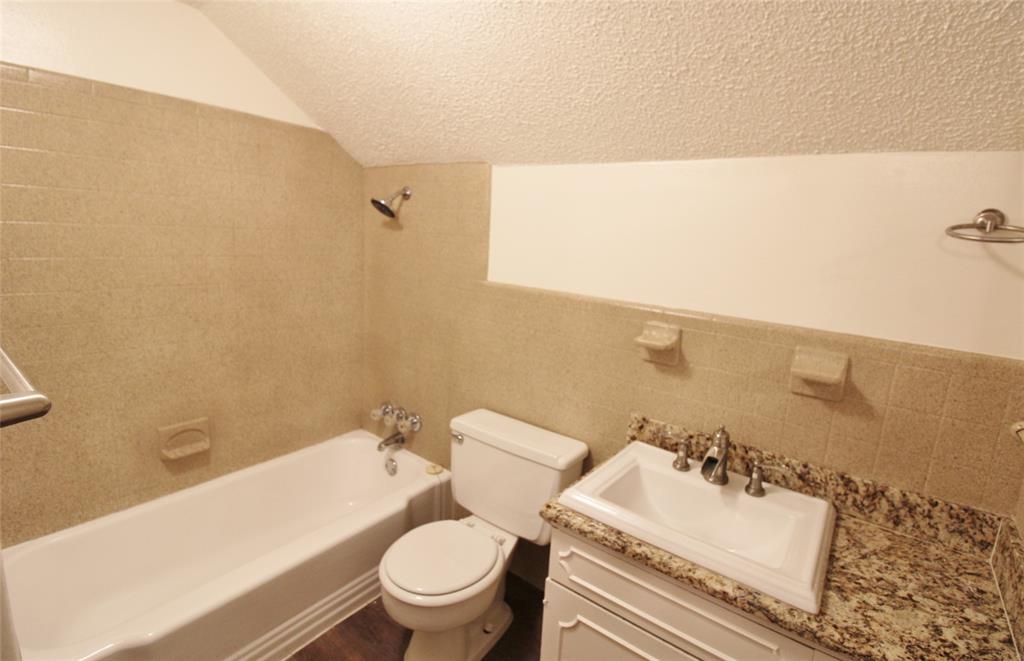 900 Valley Ridge Drive, DeSoto, TX 75115
