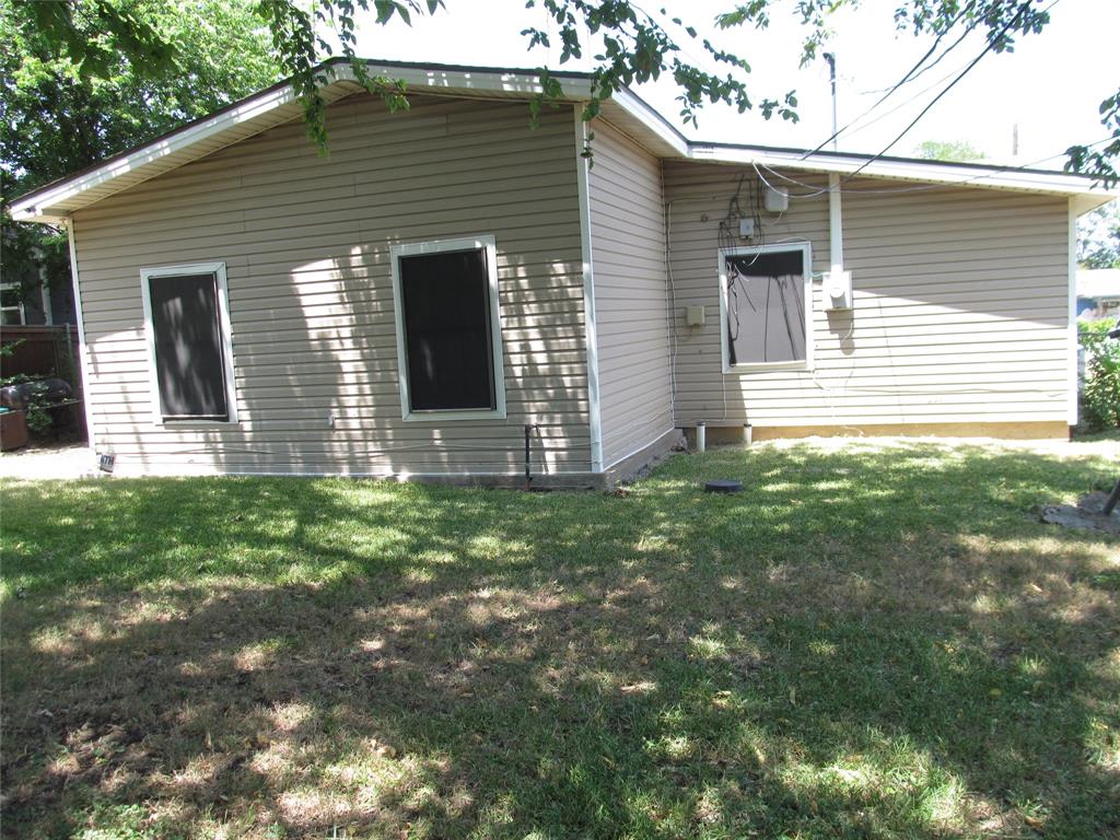 REAR OF HOME CLOSE UP VIW OF YARD AND BACK OF HOME