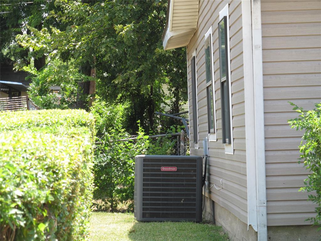 LEFT SIDE VIEW CLOSE UP OF THE AC UNIT LEFT SIDE VIEW CLOSE UP OF THE AC UNIT