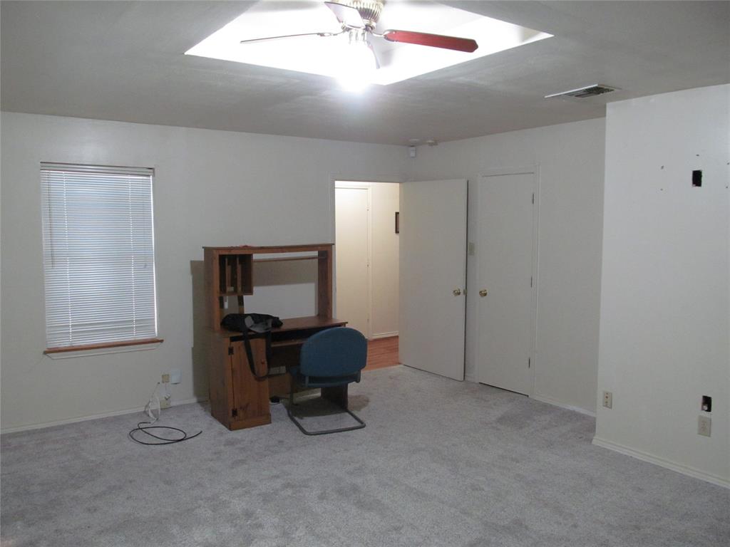 Recessed lighting, ceiling fan, carpeted flooring, and white walls