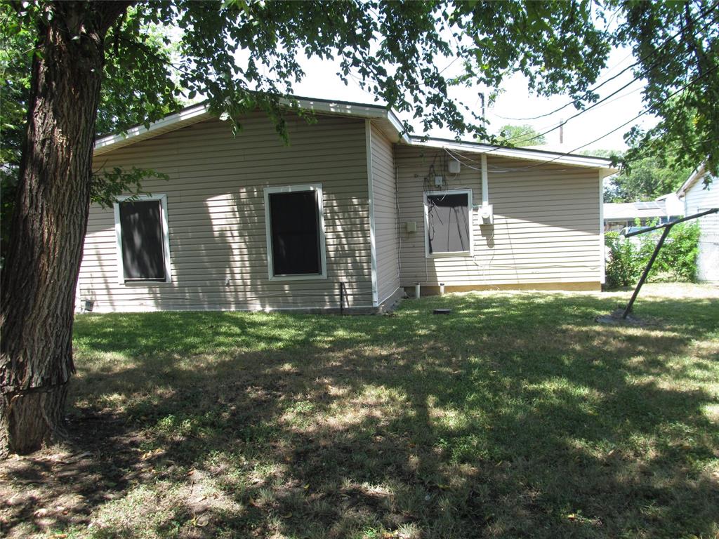 CENTER RIGHT REAR VIEW OF THE YARD OF BACK OF HOME VIEW