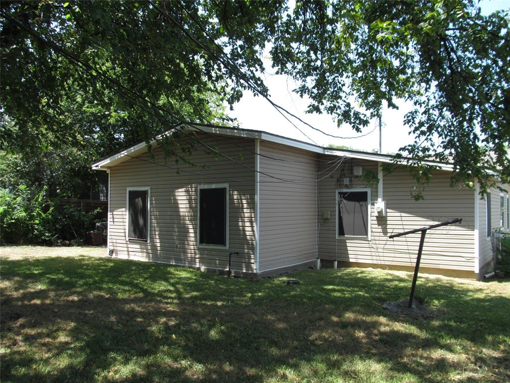 REAR RIGHT BACK YARD VIEW OF CORNER OF HOME