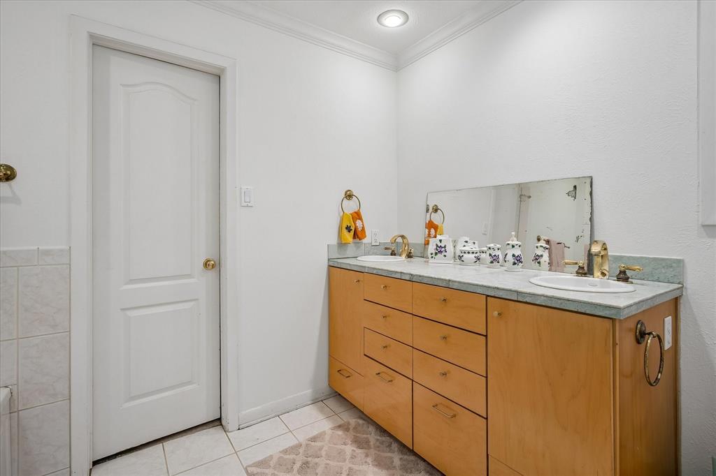 7233 Meadow Lake Avenue, Dallas, TX 75214