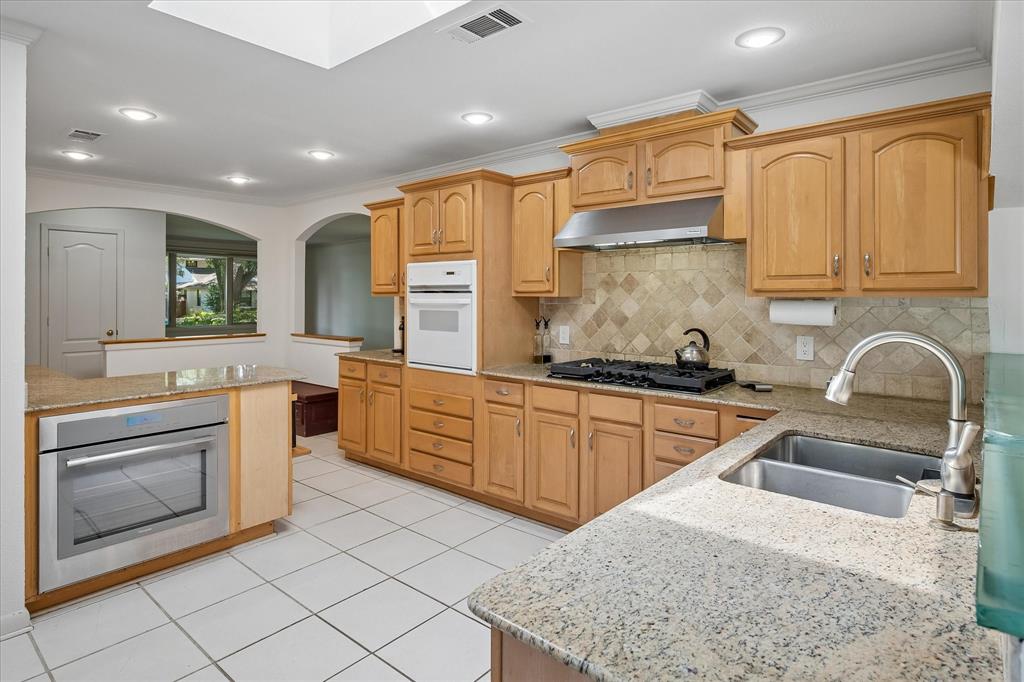7233 Meadow Lake Avenue, Dallas, TX 75214