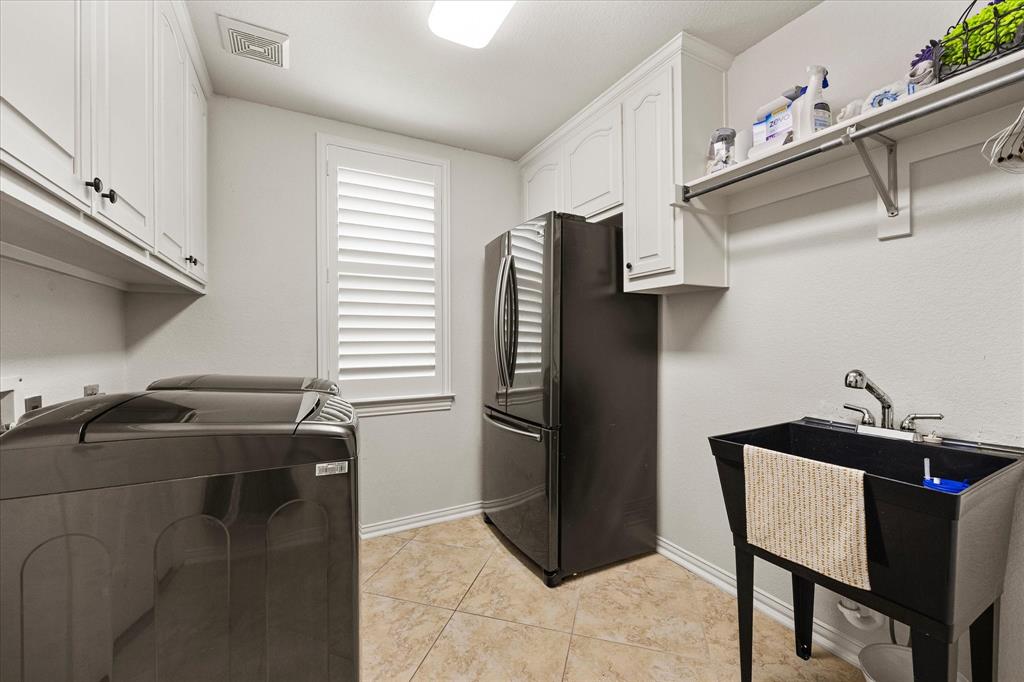 large laundry room with sink