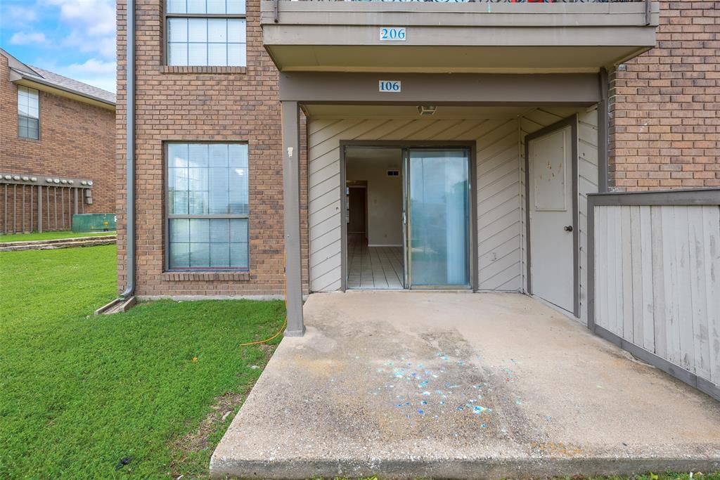 Property entrance featuring a patio area and a yard
