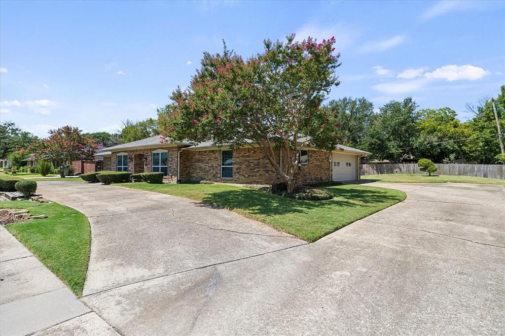 Notice the side garage entry.