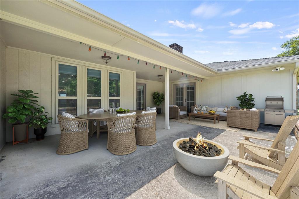 Virtually staged large patio.  Ideal space for entertaining at it's best!