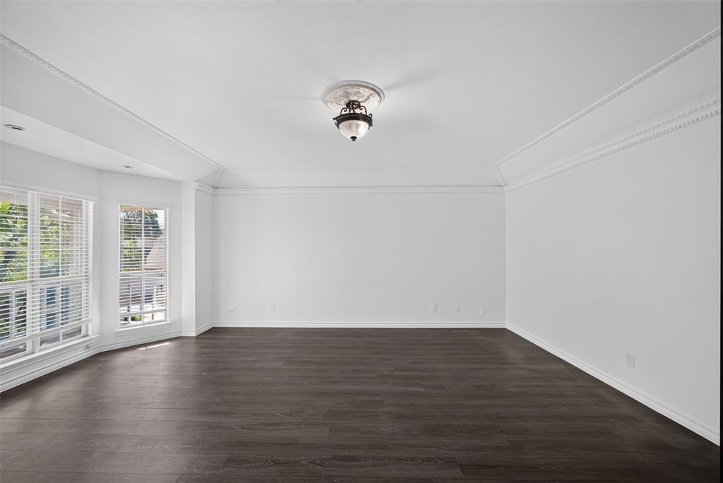 LARGE PRIMARY BEDROOM