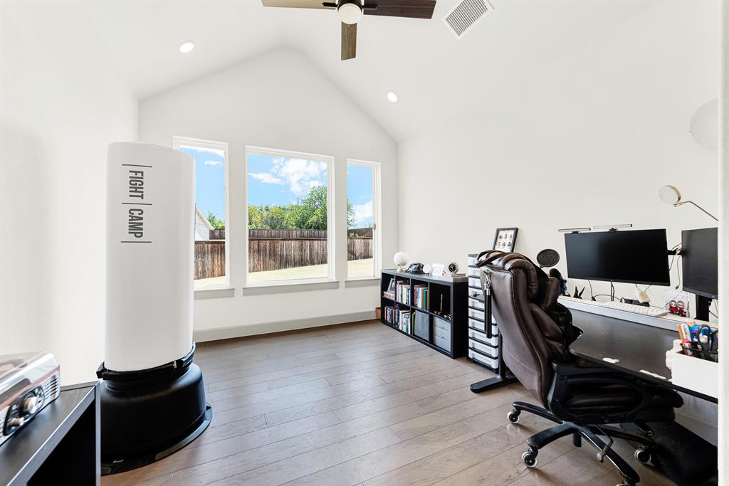 A high pitched ceiling paired with a triad of tall back windows bathes the space in bright daytime light. It’s an inspiring sanctuary to tackle focused creative projects or host video calls undisturbed.