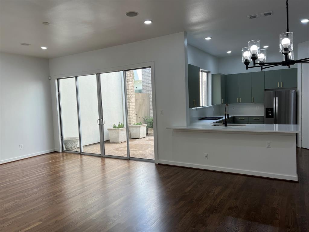Open concept - Look at all the natural light