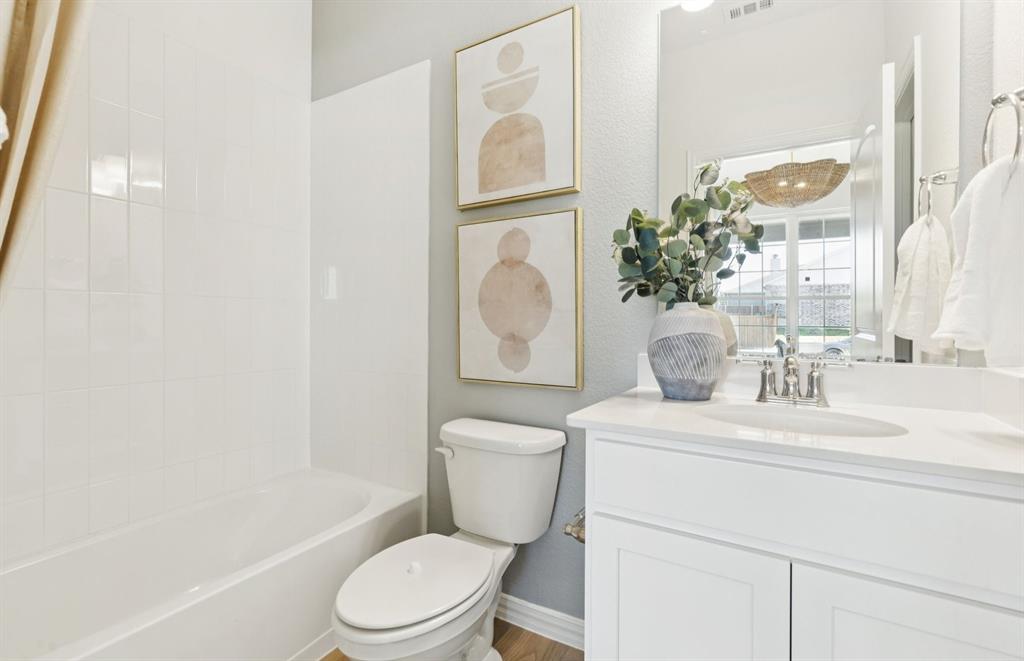 *Model Representation - Spacious secondary bathroom