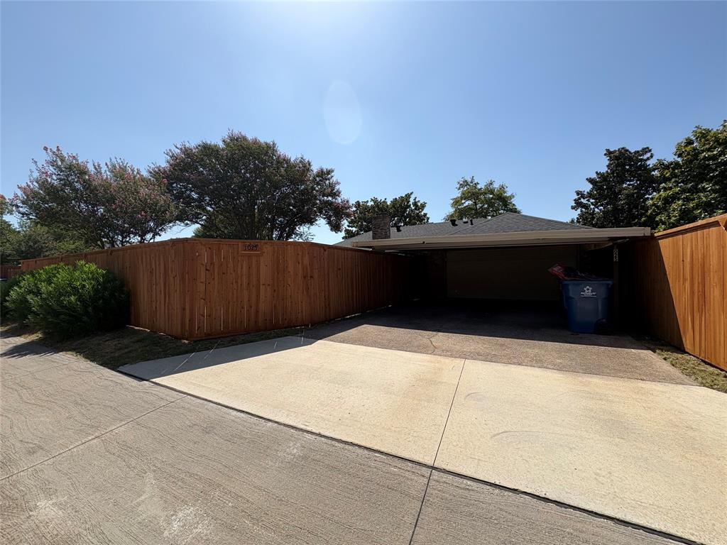 1025 Cloverdale Lane, DeSoto, TX 75115