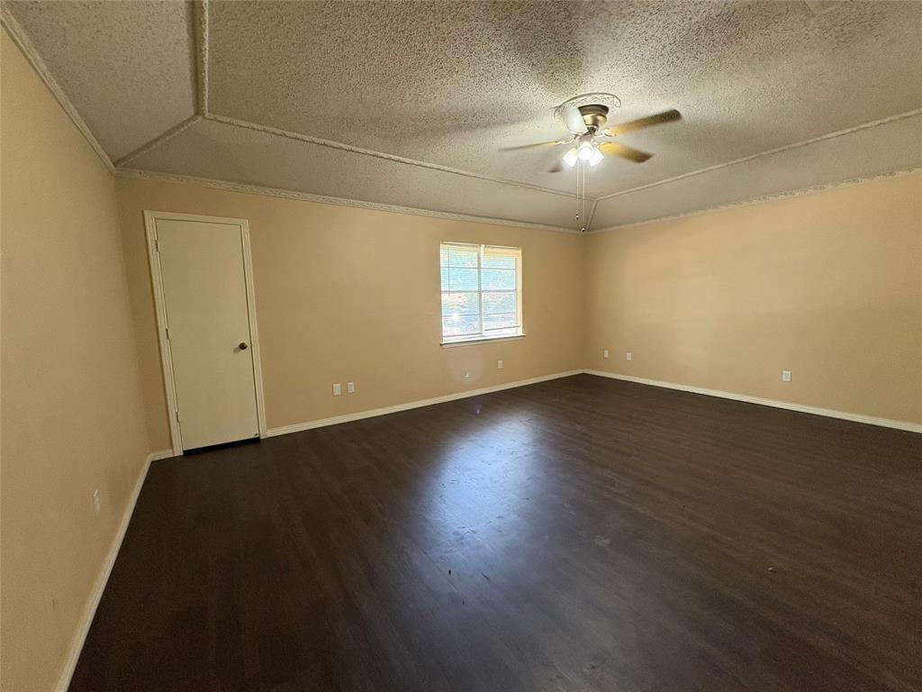 1025 Cloverdale Lane, DeSoto, TX 75115