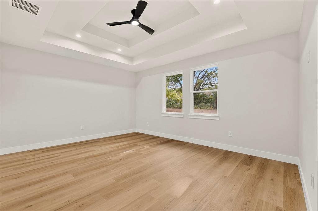 Tray ceiling with recessed lighting