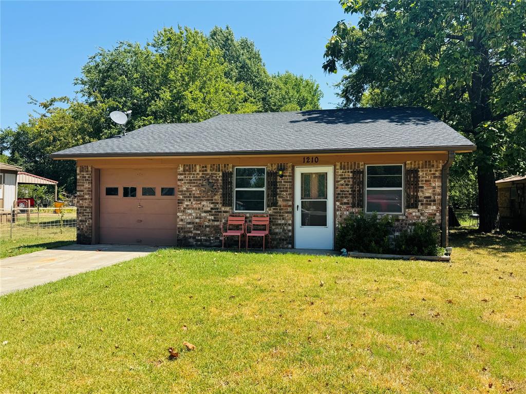 1210 S Clements Street, Gainesville, TX 76240
