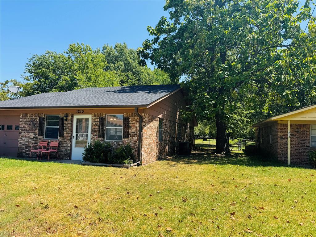 1210 S Clements Street, Gainesville, TX 76240