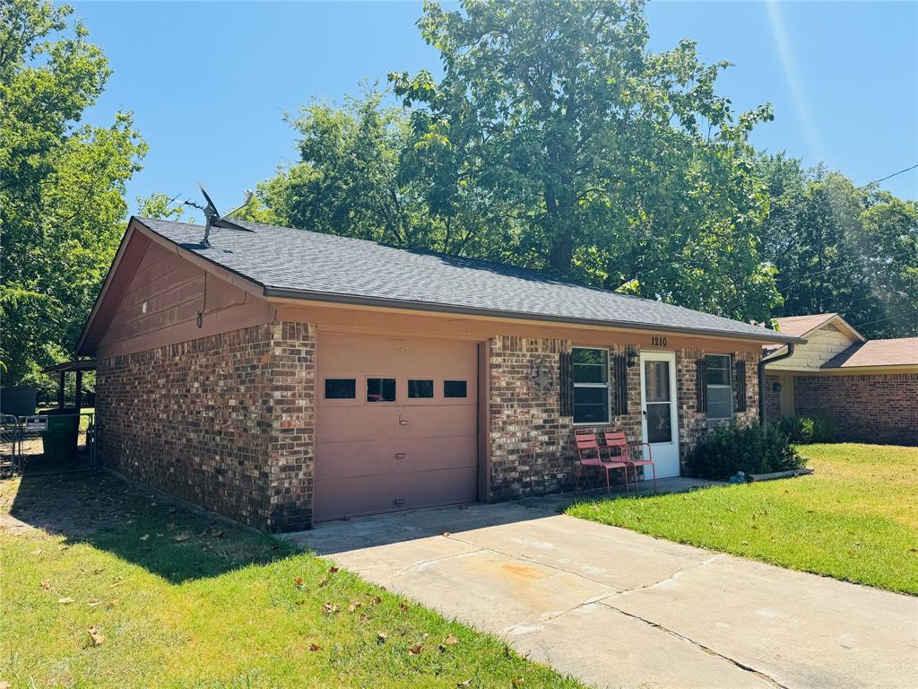 1210 S Clements Street, Gainesville, TX 76240