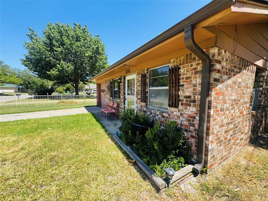1210 S Clements Street, Gainesville, TX 76240