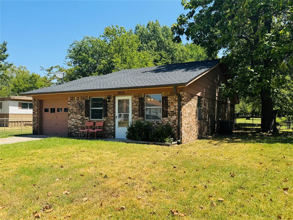 1210 S Clements Street, Gainesville, TX 76240