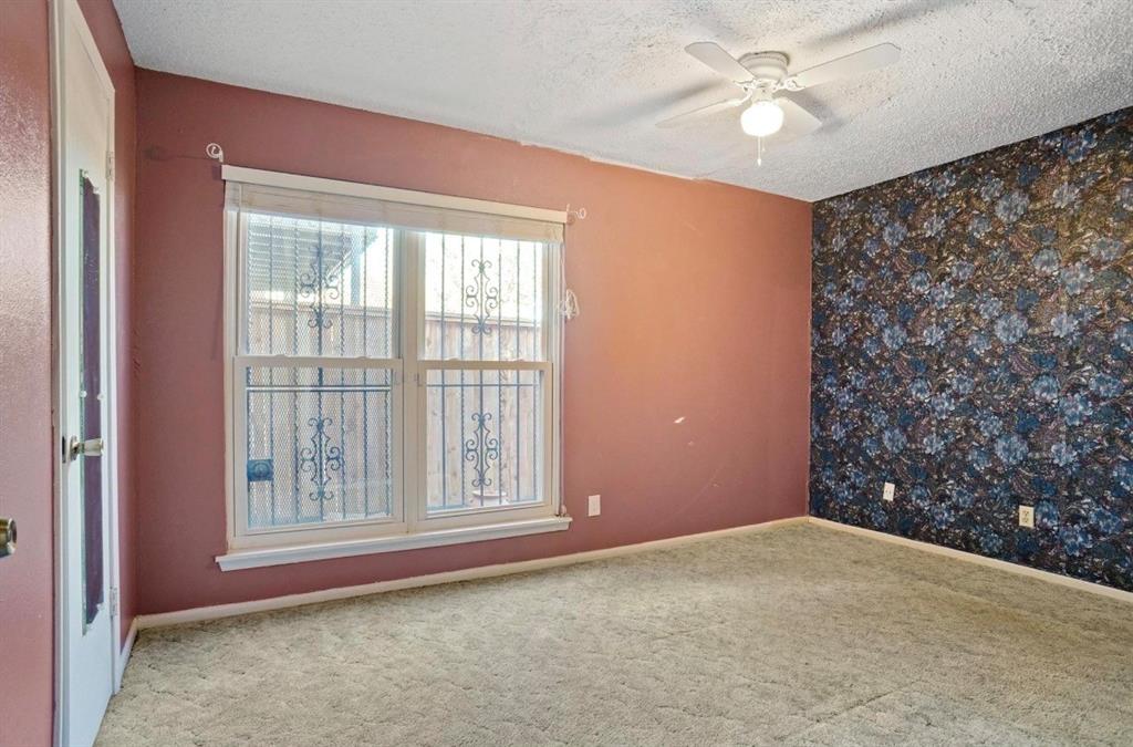 Ceiling fan with integrated light fixture