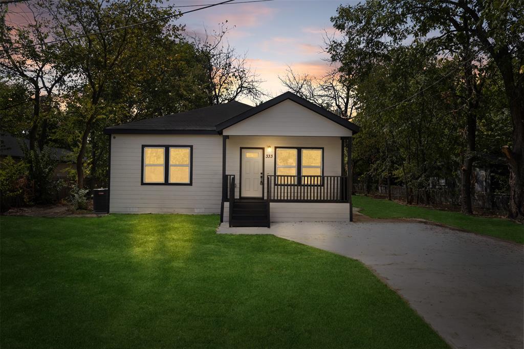 Contemporary single-story residence with a black-trimmed roofline and light-colored siding Contemporary single-story residence with a black-trimmed roofline and light-colored siding