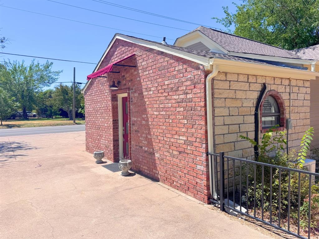 902 W Pearl Street, Granbury, TX 76048
