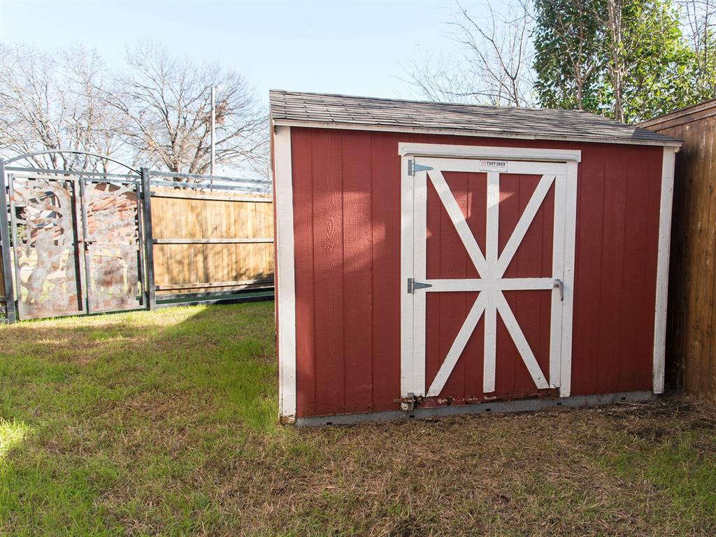 Storage shed in side yard. This area is separately fenced, so can be used as dog run.