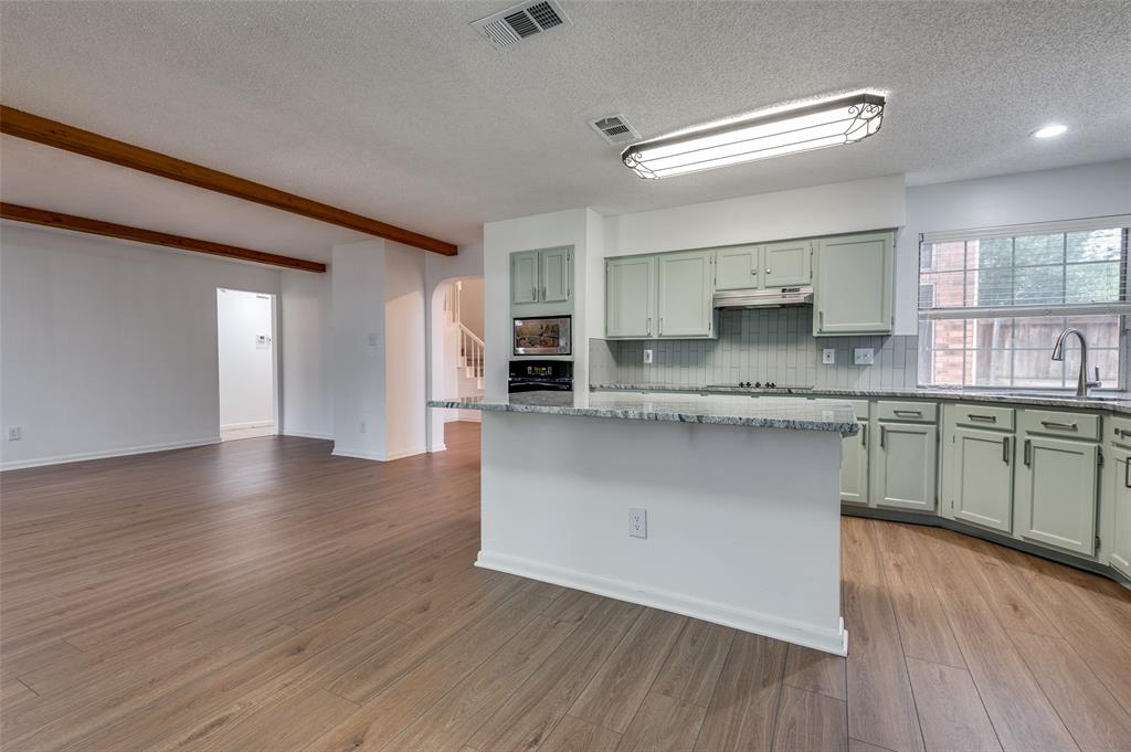562 Mercer Street, Grand Prairie, TX 75052