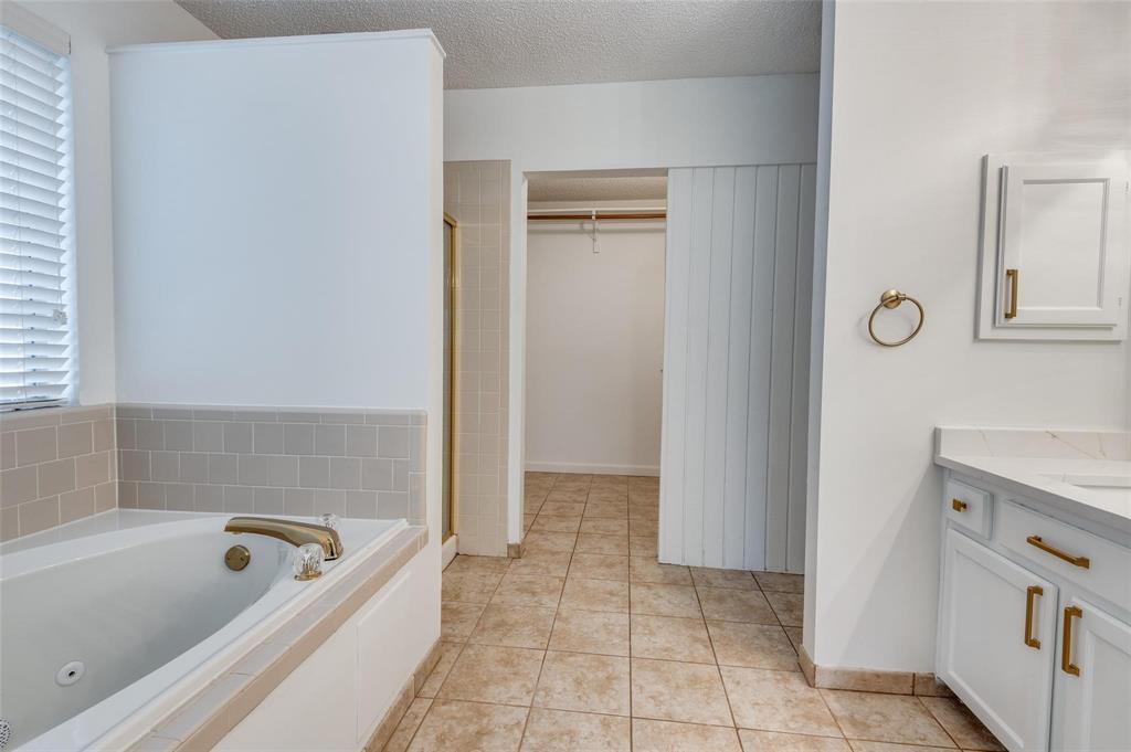 562 Mercer Street, Grand Prairie, TX 75052