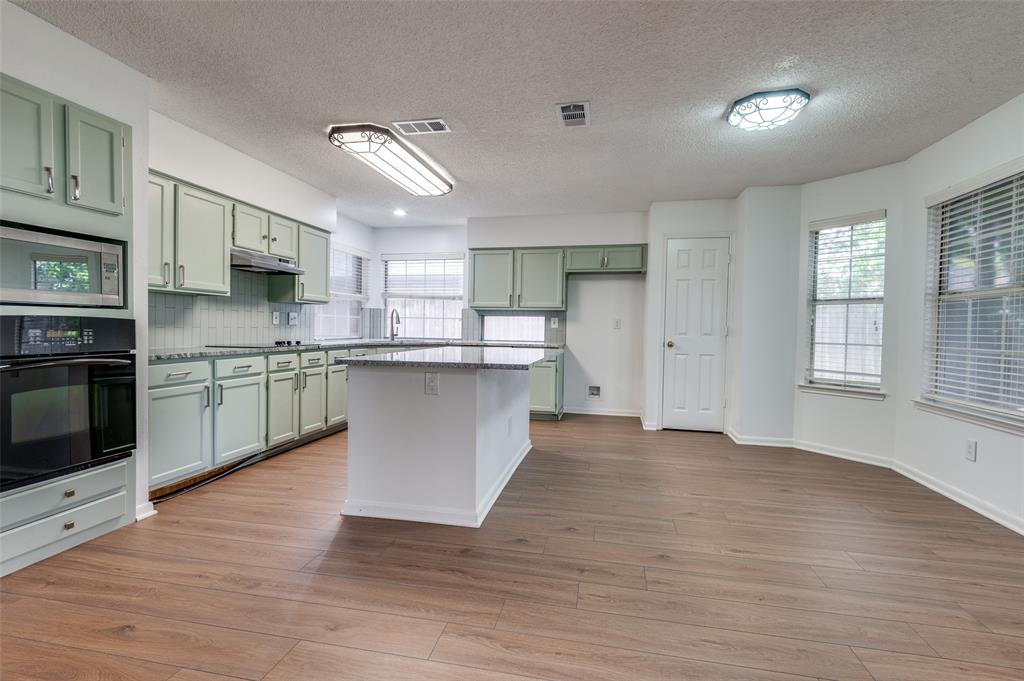 562 Mercer Street, Grand Prairie, TX 75052