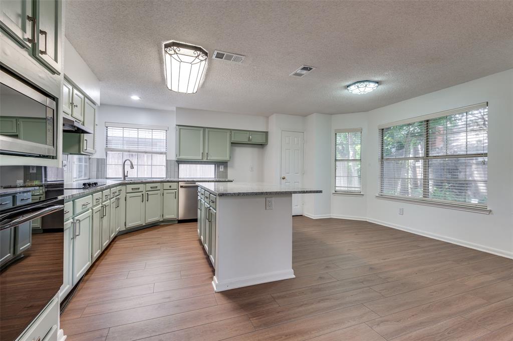 562 Mercer Street, Grand Prairie, TX 75052
