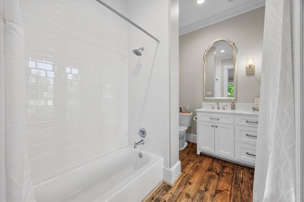 #2Bdrm's bath. ensuite
