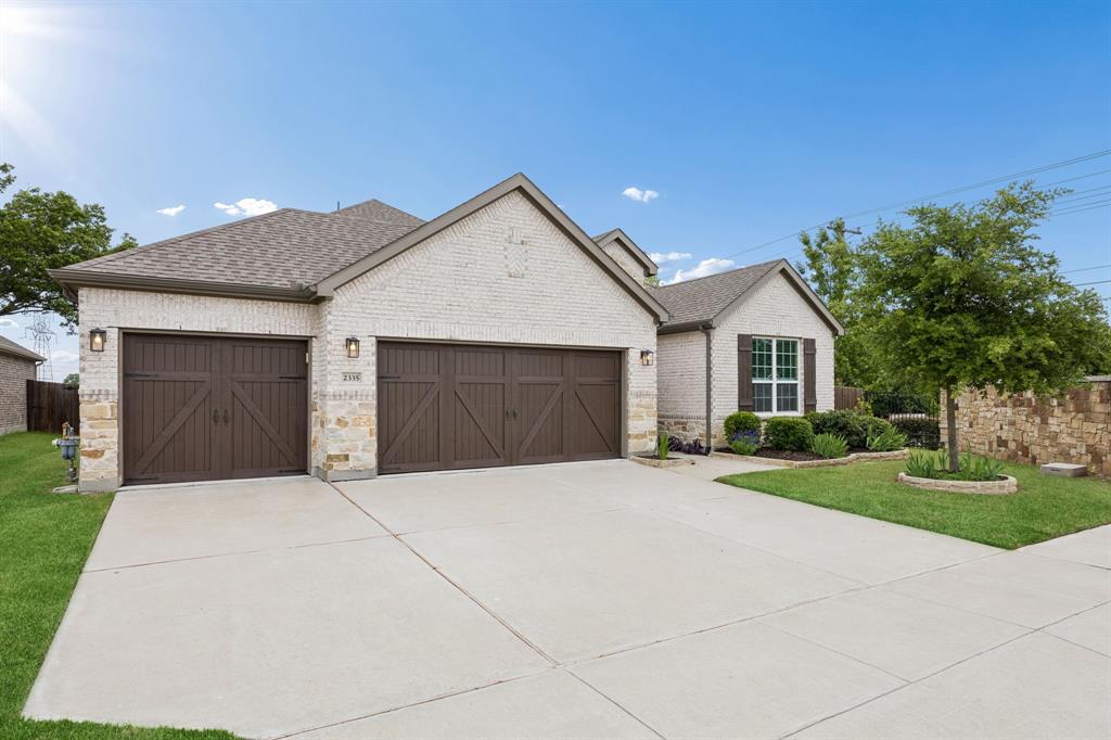 3 Car Garage! 3 Car Garage!