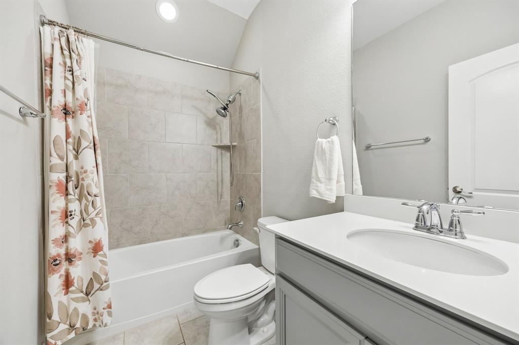 Upstairs Full Bathroom