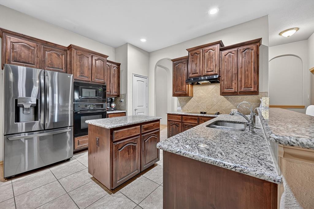 1107 Fairhaven Drive, Glenn Heights, TX 75154