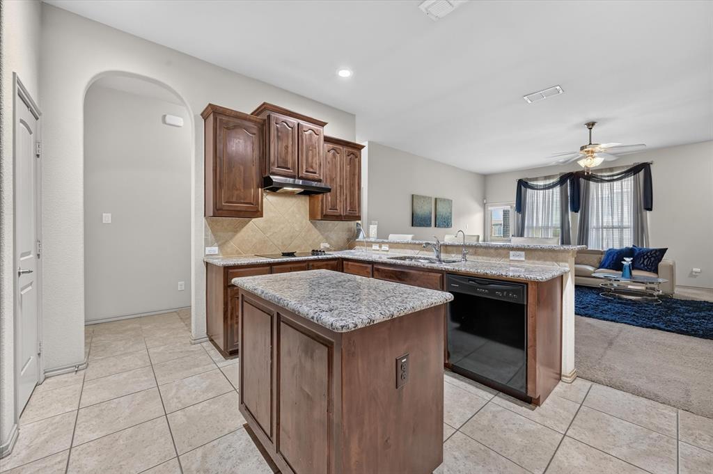 1107 Fairhaven Drive, Glenn Heights, TX 75154