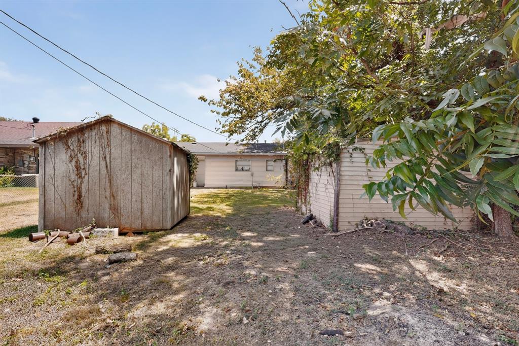 2225 Mayfair Street, Ennis, TX 75119