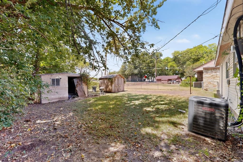 2225 Mayfair Street, Ennis, TX 75119