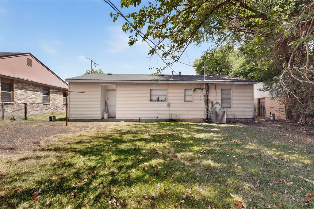 2225 Mayfair Street, Ennis, TX 75119