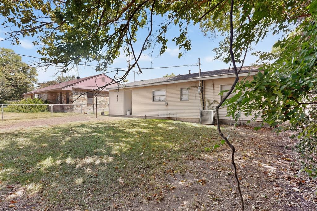 2225 Mayfair Street, Ennis, TX 75119