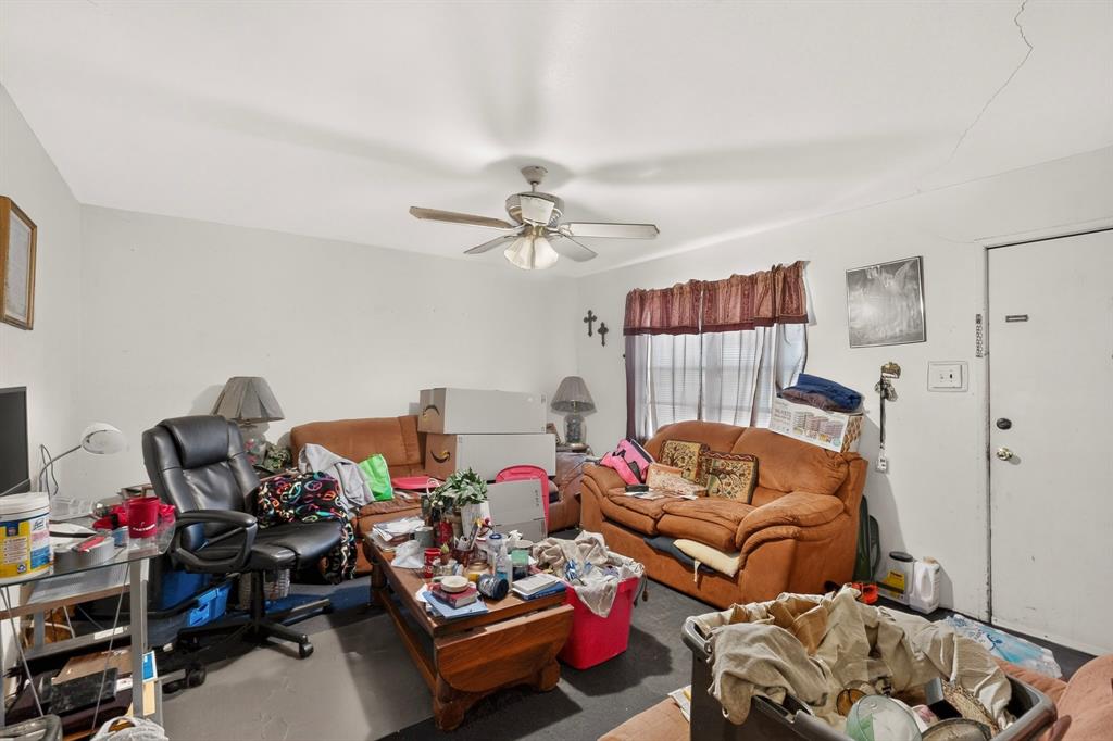 2225 Mayfair Street, Ennis, TX 75119