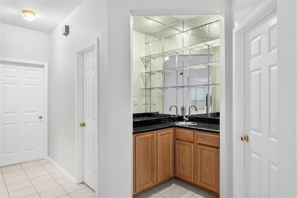 Corner wet bar