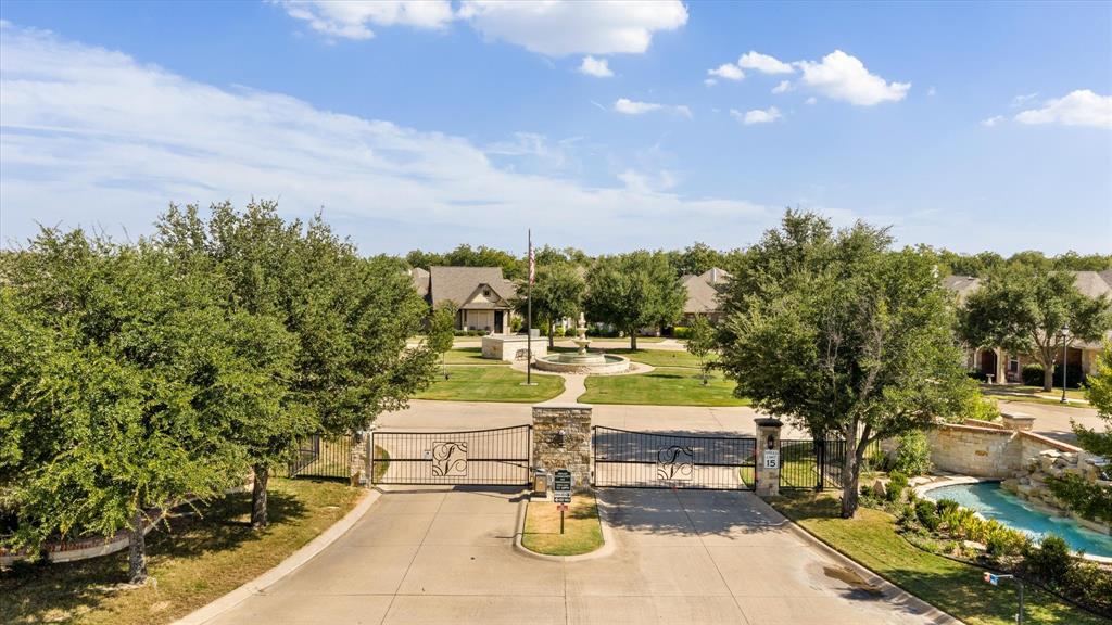 Fountain Village gated entry.