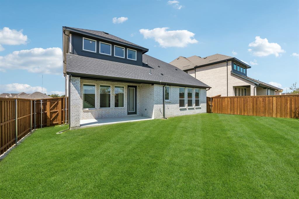 With a large fenced yard and lovely covered patio, everyone will enjoy weekend bbq's in this fantastic back yard!