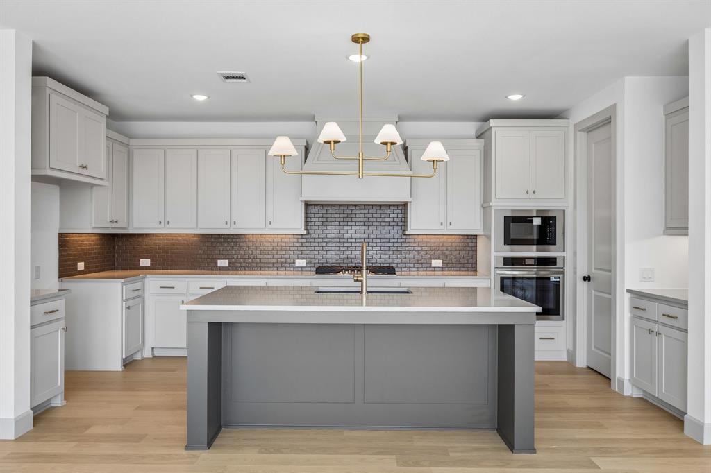 The spacious kitchen island offers the perfect place for friends and family to gather round!