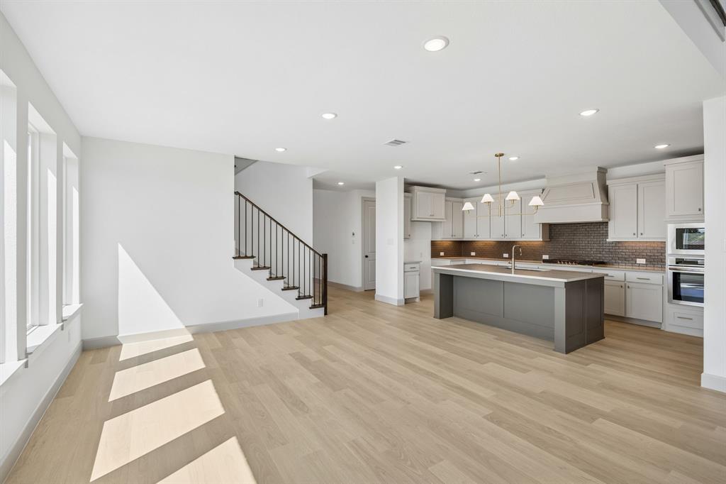 Whether it's lively dinner parties or cozy family meals, this dining room fits all occasions!