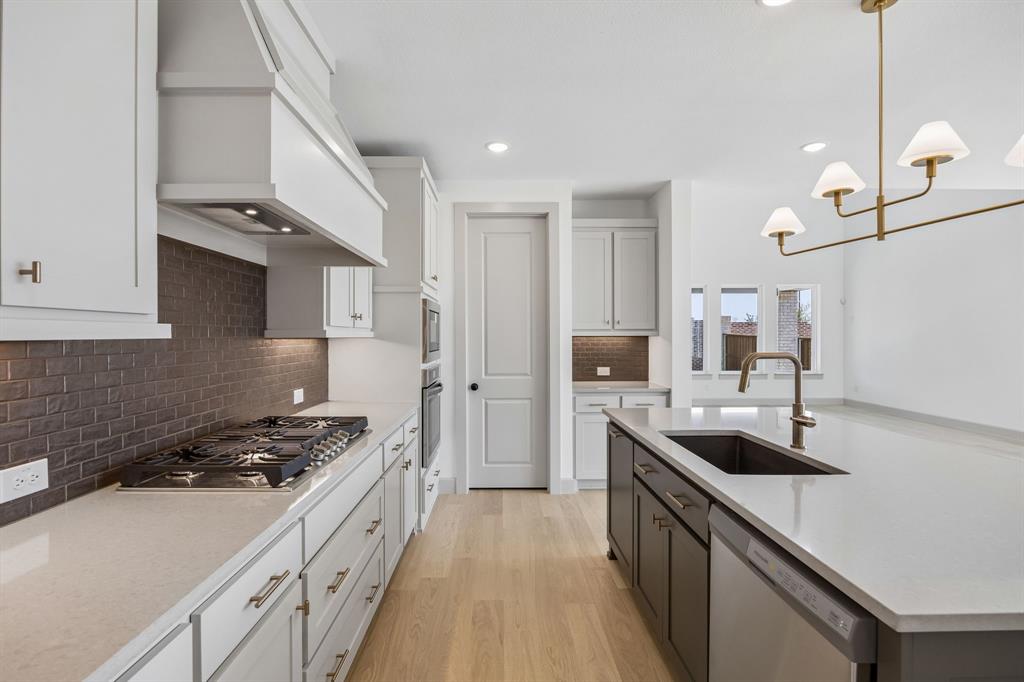 You'll find thoughtful design elements like pull out trash, pot & pan drawers and walk in pantry throughout this chef's dream kitchen!