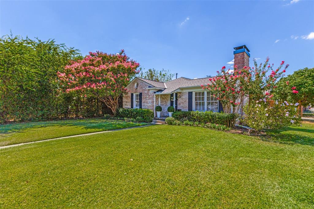 Nicely landscaped and maintained. Just south of Greenway Park and within walking distance of restaurants, a nearby dog park, and Fairfax Park in HP.